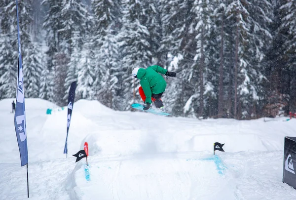 Boekovel Oekraïne Maart 2018 Jonge Snowboarder Atleet Springt Oprit Ski — Stockfoto