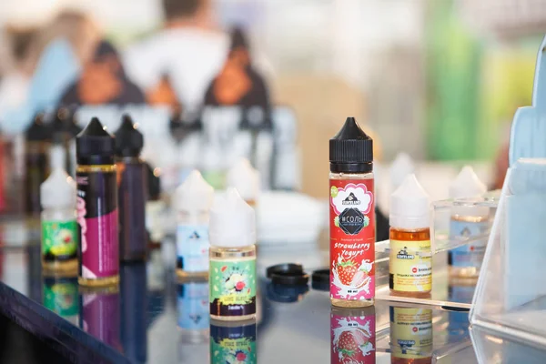 Kiev Ukrajna Április 2018 Ízletes Vape Dohányzás Elektronikus Vaping Eszközök — Stock Fotó