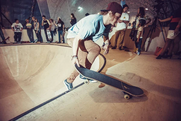 Moskova Eylül 2015 Skatepark Mini Rampa Kaykay Üzerinde Genç Patenci — Stok fotoğraf