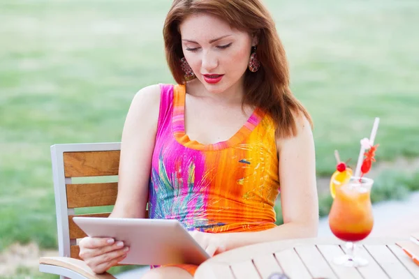 Atractiva Joven Mujer Pelirroja Jugando Con Tableta Moda — Foto de Stock