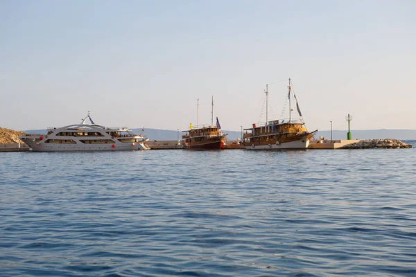 Makarska Kroatien Juni 2017 Vermietung Von Motorbooten Schönen Blauen Hafen — Stockfoto