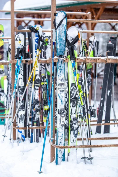 Bukovel Ukraine März 2018 Professionelle Hochgeschwindigkeits Bergski Verleihstand Internationale Touristen — Stockfoto