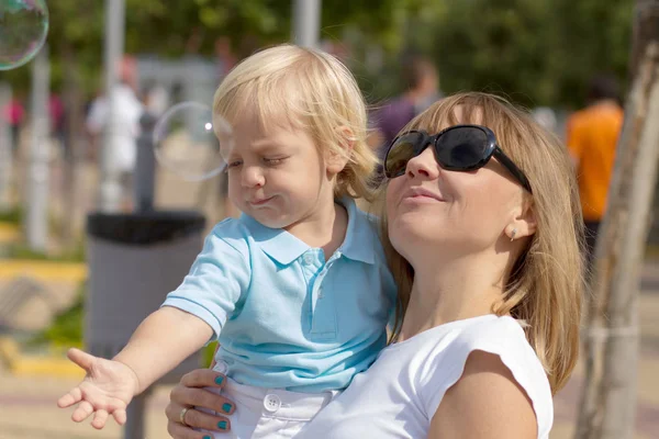 Lycklig Familj Njuter Deras Helg Parken Ljus Sommardag Mamma Son — Stockfoto