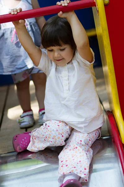 Λευκό Κοριτσάκι Διασκεδάζουν Στην Παιδική Χαρά Στο Φωτεινή Καλοκαιρινή Ημέρα — Φωτογραφία Αρχείου
