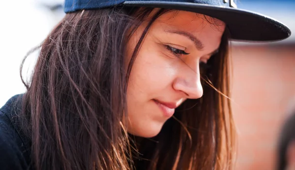 Portret Van Jonge Blanke Meisje Snap Terug Baseballpet Model Kijkt — Stockfoto