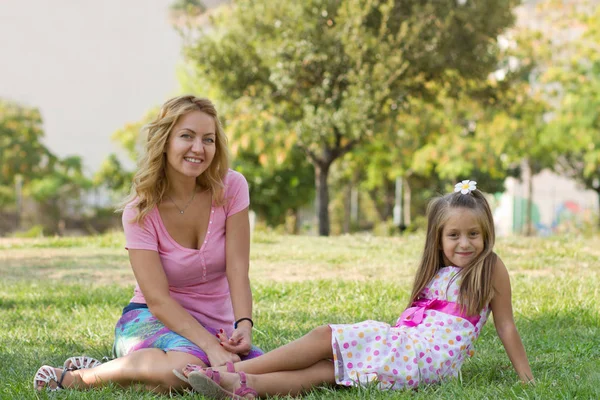 Menina Bonita Seus Filhos Bonitos Posando Parque Verde Dia Verão — Fotografia de Stock