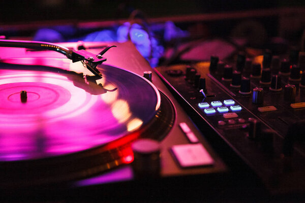 МОСКВА - 26 июня, 2016: Хип-хоп музыкальная вечеринка в ночном клубе. DJ Вадим играет сет в ночном клубе
.