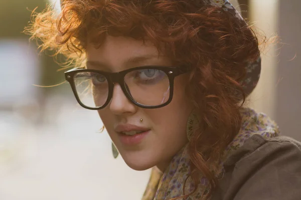 Bir Şapka Okuma Gözlükleri Genç Hipster Bayan Portresi — Stok fotoğraf