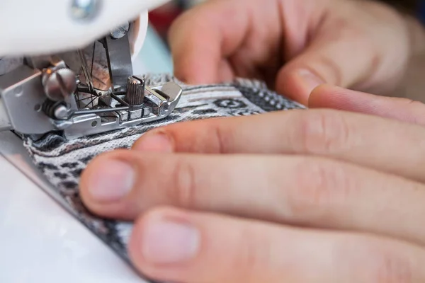 Handen Van Kleermaker Bezig Met Een Naaimachine Met Close Focus — Stockfoto