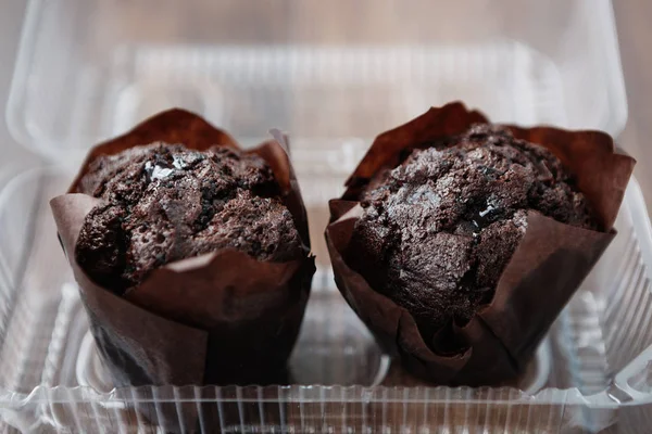 プラスチック製の食品容器でチョコレートのマフィンを奪います 甘いデザートは デザートのカフェで焼き上げました コーヒー ブレークのマフィン ケーキのペア クローズ アップ — ストック写真