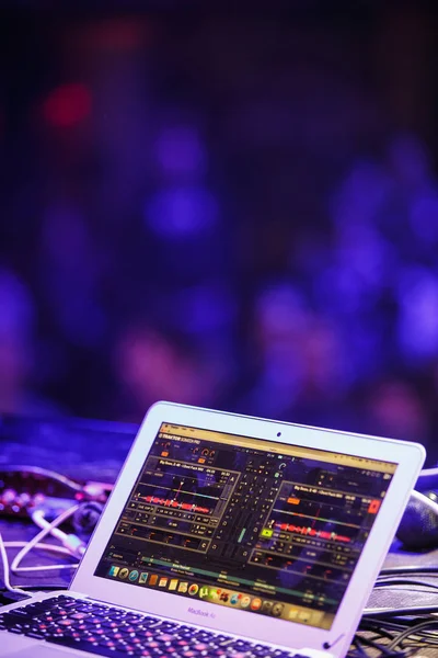 莫斯科 2017年2月16日 安装在笔记本电脑上的 混合软件 将音乐曲目与专业工具混合在一起 夜总会聚会用的 音响设备 舞台设备 背景上模糊的舞池 — 图库照片