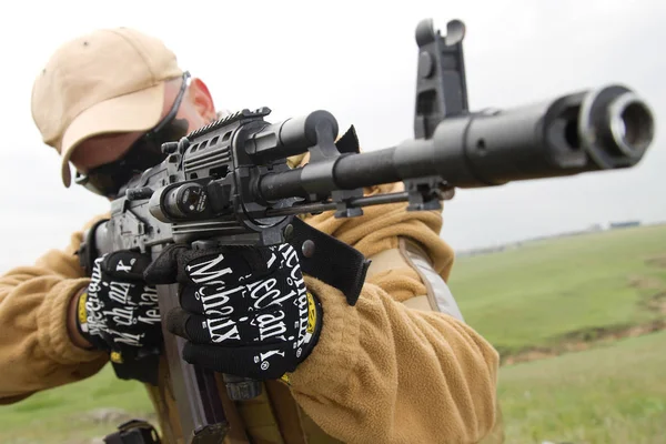 Młody Biały Żołnierz Kuloodpornej Kasku Fotografowania Automatycznym Karabinem Zewnątrz Gwardia — Zdjęcie stockowe