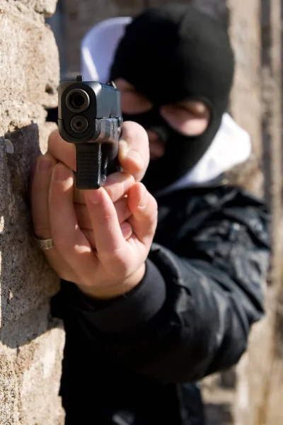 Máscara Criminal Negro Apuntando Objetivo Enfoque Pistola — Foto de Stock