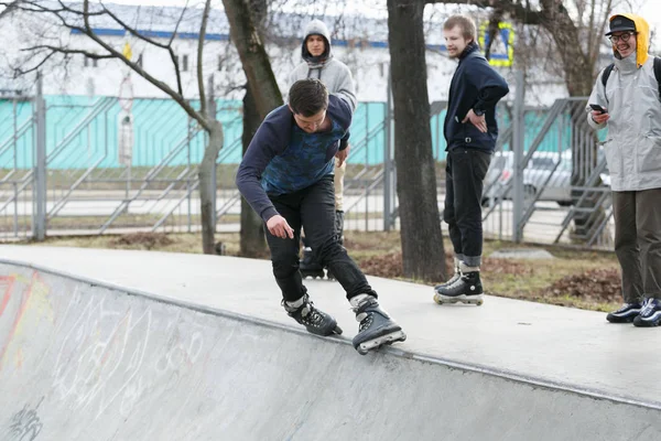 Moscow Março 2017 Jovem Agressivo Skater Inline Cara Moer Borda — Fotografia de Stock
