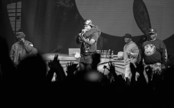 モスクワ 2015 人気のあるアメリカのヒップホップ バンド ウータン クランでライブ演奏夜のクラブ ステージ上で有名なラップ歌手 有名人ラッパーのブラック ホワイト ショット — ストック写真