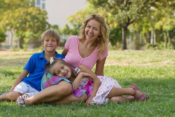 Beautiful Young Lady Her Cute Children Posing Green Park Bright — Stock Photo, Image