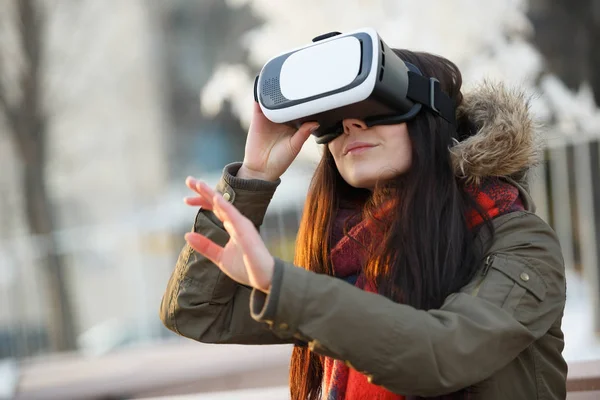 Chica Joven Jugando Con Gafas Realidad Virtual Moderna Para Aplicaciones —  Fotos de Stock