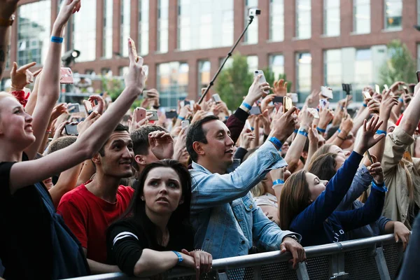 Moskova - 21 Temmuz, 2017: büyük konser izleyici gençlerin açık hava festivali Gazgolder Live.People film sırasında konser cep telefonlarında. Adam akıllı telefon ile fotoğraf alır