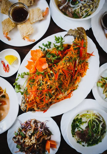 Overhead Shot Spicy Fried Karp Fish Traditional Vietnam Salads Seafood — Stok Foto