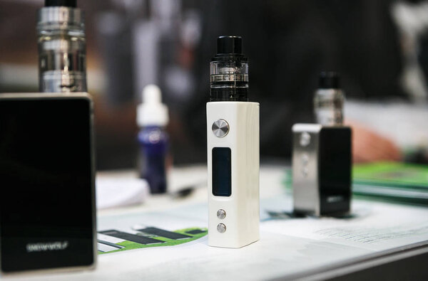 МОСКВА - 6 ДЕКАБРЯ, 2016: V ape Expo event. Экспозиция современных электронных сигарет, жидкостей для паров и испарительных устройств
