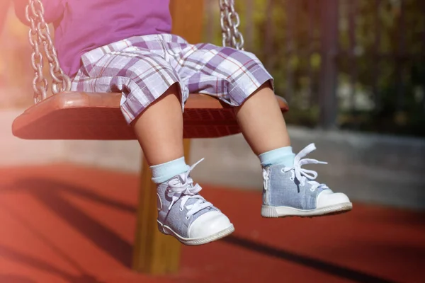 Voeten Van Onherkenbaar Baby Swingen Speelplaats Alleen — Stockfoto