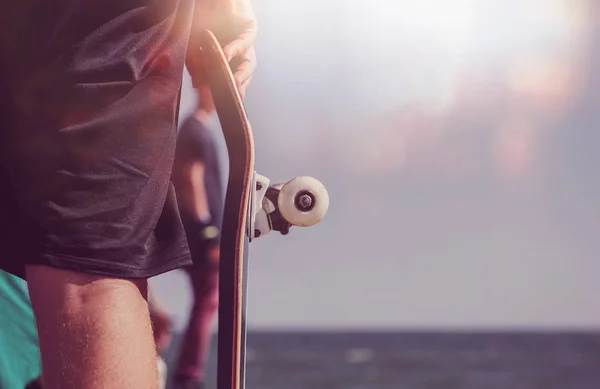 Skaterboy Hält Skateboard Den Händen Extremsport Für Junge Und Aktive — Stockfoto