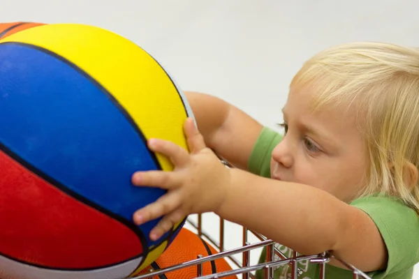 Mignon Petit Garçon Blond Dans Shopping Centre Commercial — Photo