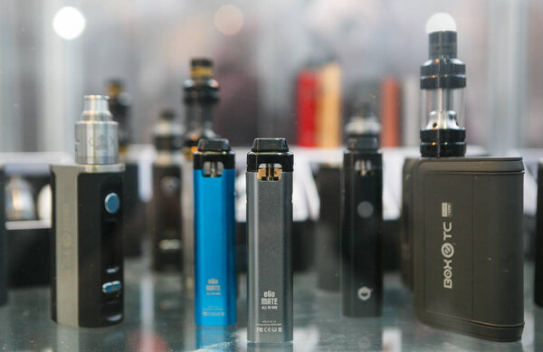 МОСКВА - 9 ДЕКАБРЯ, 2016: International Vape Expo. Popular vaper device mod. Модернизация деталей для современных испарителей электронных сигарет, запасных частей. Новая модель устройства, очиститель микрокатушек. Бросить курить никотиновую сигарету, начать парусник безопасный рецепт Vape, ejuice
