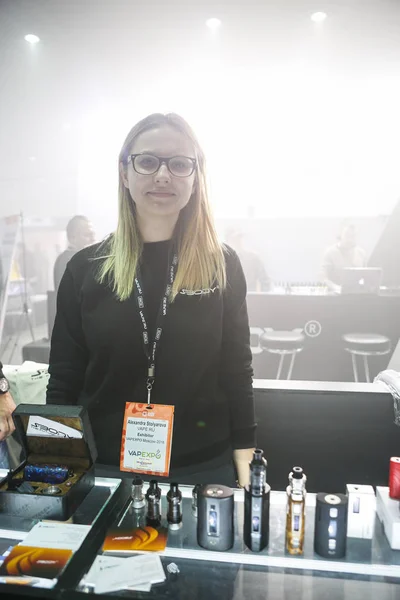 Moskva December 2016 Internationella Vape Expo Personer Stora Vaping Exposition — Stockfoto