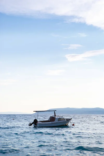 租摩托艇进行暑假旅行 小租的水船在海浪漂流在海上 美丽的自然景观 旅行目的地背景 享受在克罗地亚游泳和潜水 — 图库照片