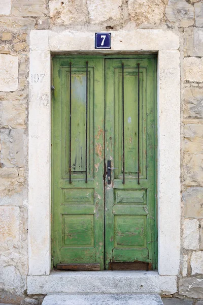 Makarska Croatia Junho 2017 Portas Madeira Verde Vintage Edifício Pedra — Fotografia de Stock