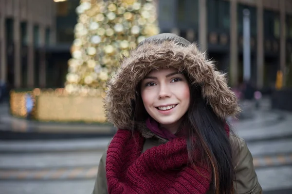 Menina Morena Posando Árvore Natal Brilhantemente Decorada Livre — Fotografia de Stock