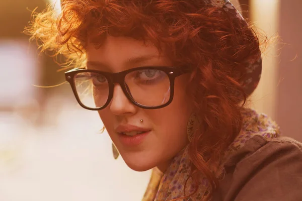 Joven Chica Hipster Con Gafas Lectura Sombrero Retrato Una Buena — Foto de Stock