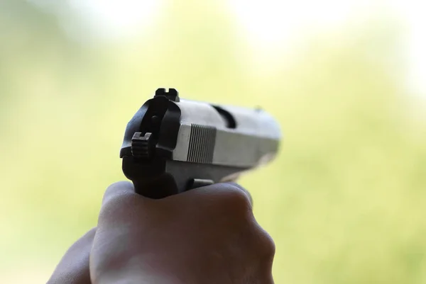 Pistol Redo Att Skjuta Målet — Stockfoto