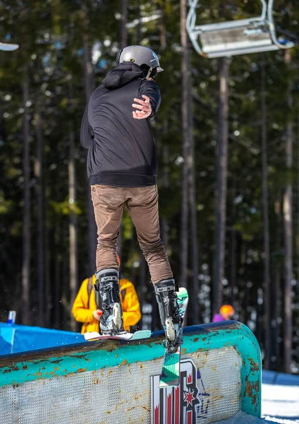 Bukovel Ukraine Março 2018 Jovem Piloto Esqui Livre Moer Trilho — Fotografia de Stock