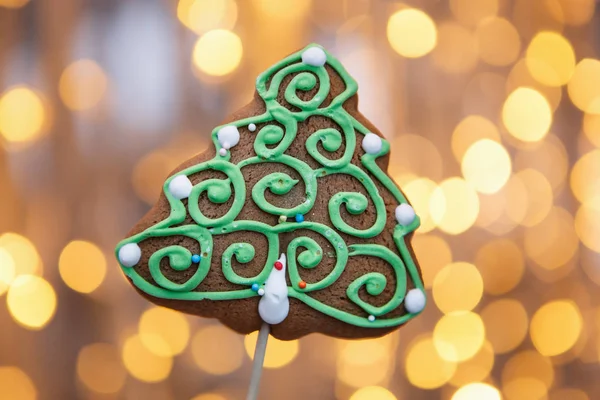 装飾されたクリスマスのペストリー製品 美しい家は スティックにモミの松の木のクッキーを作りました 明るいボケが背景に点灯します 装飾的な冬の休日のデザートフード 手作りのおいしいクッキー — ストック写真