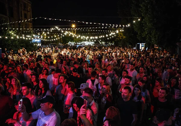 Kiev Julio 2018 Grupo Jóvenes Escuchando Músico Escenario Festival Verano — Foto de Stock