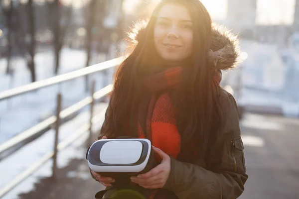 Jonge Vrouw Lopen Buiten Met Een Nieuwe Bril Voor Mobiele — Stockfoto