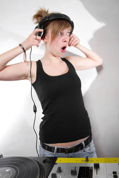 Śmieszne Nastolatek Laska Disc Jockey Słuchawkach — Zdjęcie stockowe