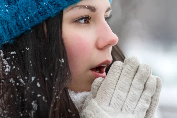 Piękna Brunetka Dziewczyna Zewnątrz Zimny Śnieg Zimą Dzień — Zdjęcie stockowe