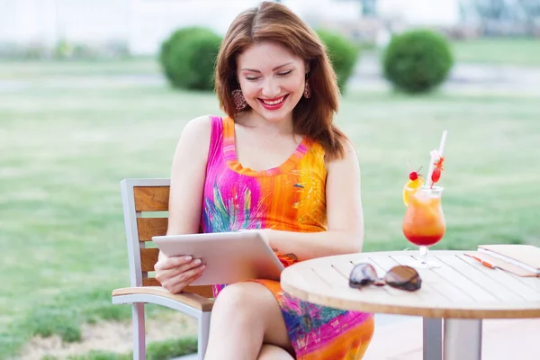 Attractive Young Red Haired Woman Playing Her Trendy Tablet — Stock Photo, Image