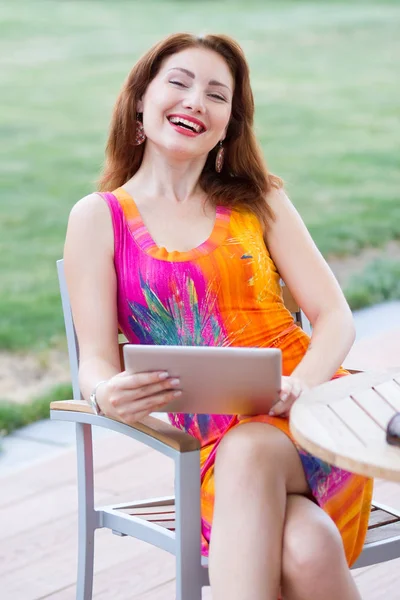 Attractive Young Red Haired Woman Playing Her Trendy Tablet — Stock Photo, Image