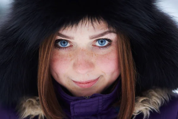 Glimlachend Red Haired Meisje Met Helder Blauwe Ogen Poseren Buiten — Stockfoto
