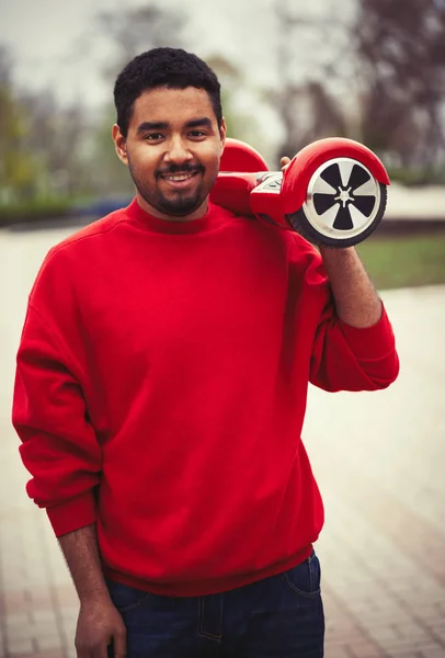 Jonge Zwarte Afrikaanse Man Met Een Moderne Rode Elektrische Mini — Stockfoto