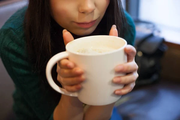 Jovem Menina Bonita Desfrutando Enorme Caneca Café Café — Fotografia de Stock