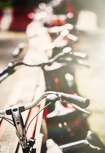 Πάρκινγκ Ποδηλάτων Στην Ηλιόλουστη Καλοκαιρινή Μέρα Ποδήλατα Σταθμευμένα Στο Δρόμο — Φωτογραφία Αρχείου