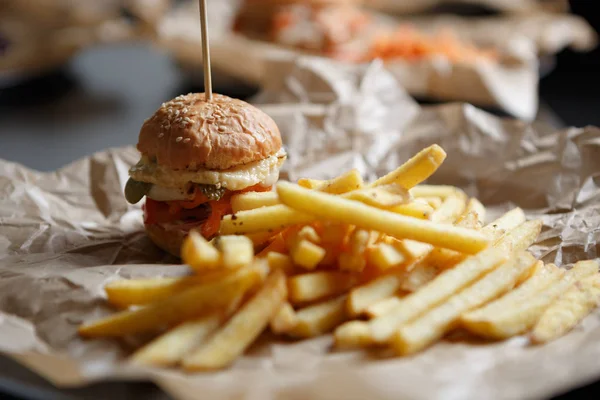 Leckere Kleine Baby Burger Serviert Mit Goldenen Pommes Frites Auf — Stockfoto