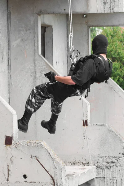 Military Man Combat Equipment Does Rappelling While Assault Building — Stock Photo, Image
