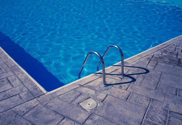 Geländer Des Sauberen Swimmingpools Freien — Stockfoto
