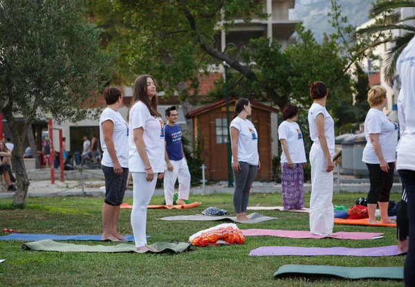 Makarska Croazia Giugno 2017 Gente Riunita Celebrare Giornata Internazionale Yoga — Foto Stock